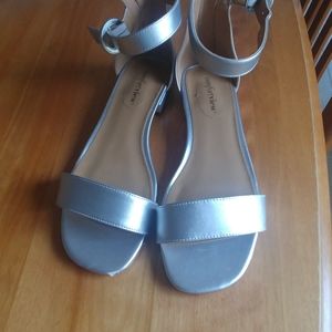 Comfortview size 8 + 1/2 double-wide silver Flats